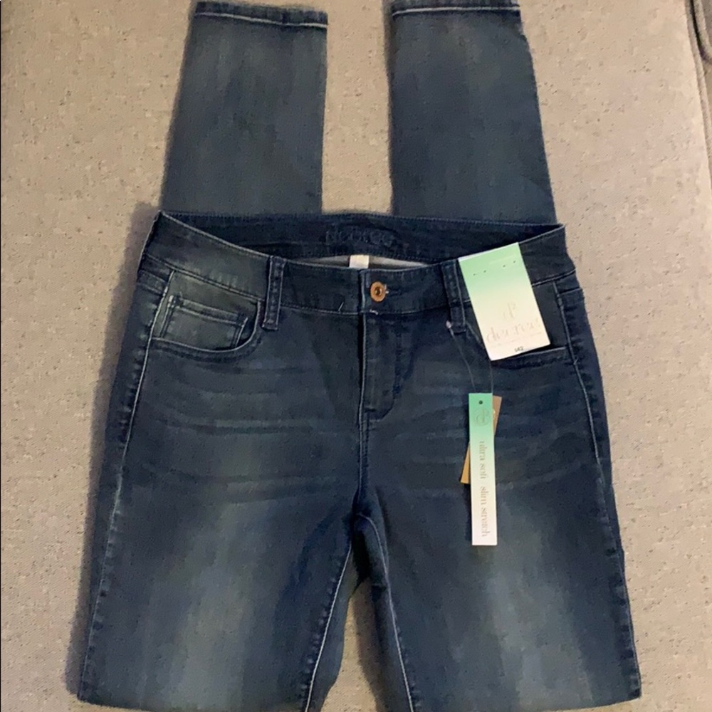 NWT Decree Slim Stretch size 7